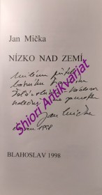 NÍZKO NAD ZEMÍ