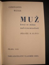 Muž který se sklání nad svou minulostí