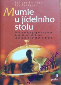 MUMIE U JÍDELNÍHO STOLU