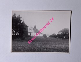 RASOCHY - pohled na kostel sv. Havla se zvonicí a farou (60. léta 20. století, neznámý autor)